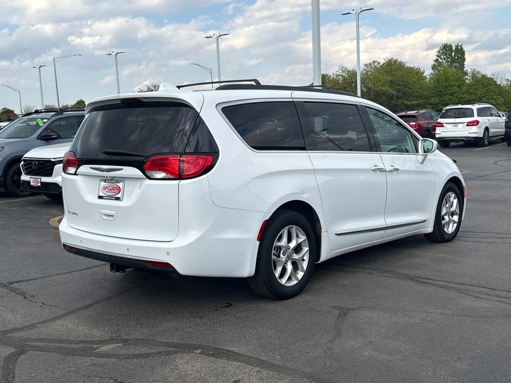 Used 2017 Chrysler Pacifica Touring-L w/ Tire & Wheel Group FWD image 11