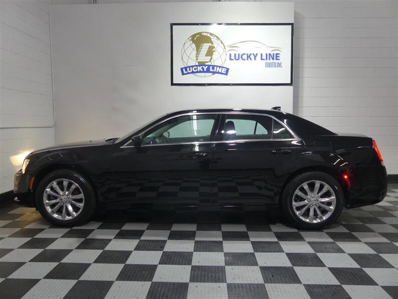 Used 2018 Chrysler 300 Touring w/ Driver Convenience Group AWD/4WD image 7