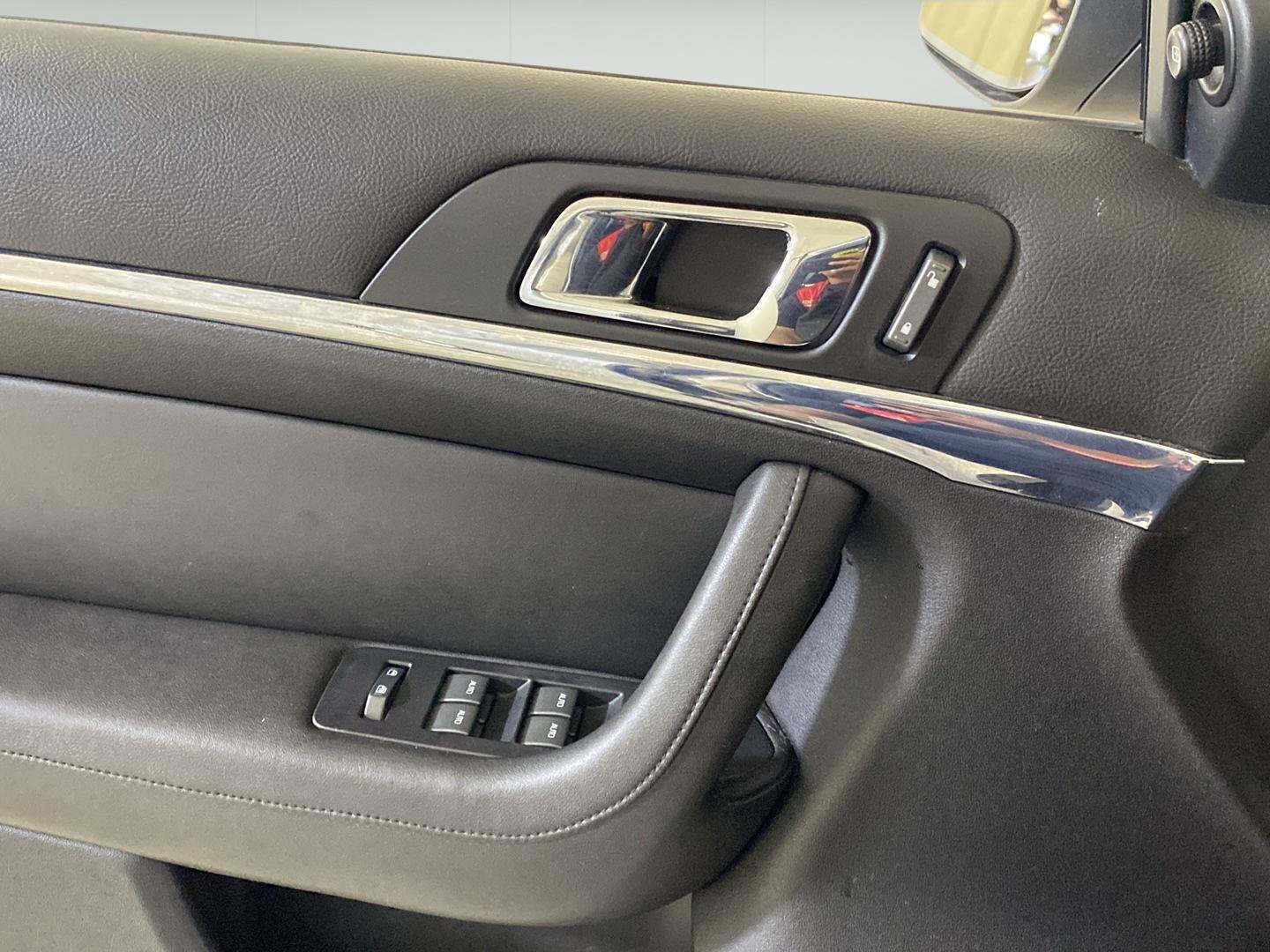 Used 2009 Lincoln MKS AWD image 25