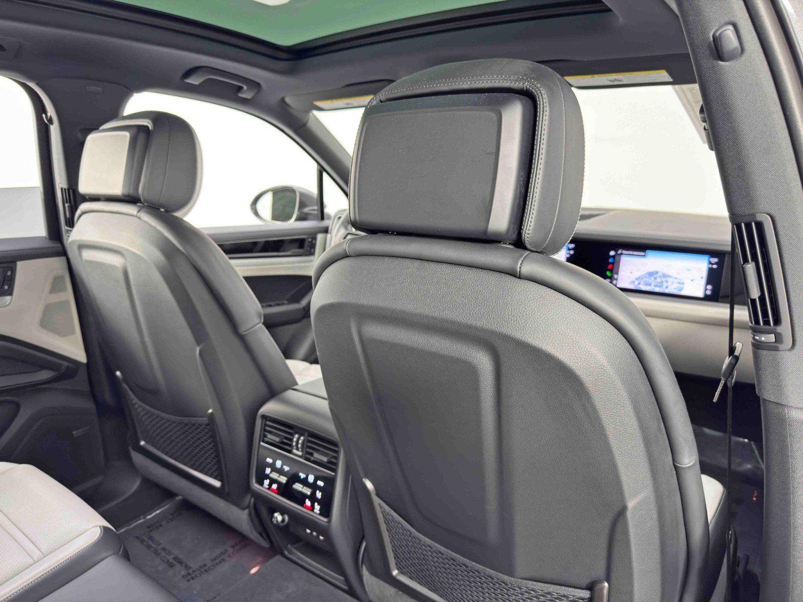 Used 2024 Porsche Cayenne w/ Technology Package image 41