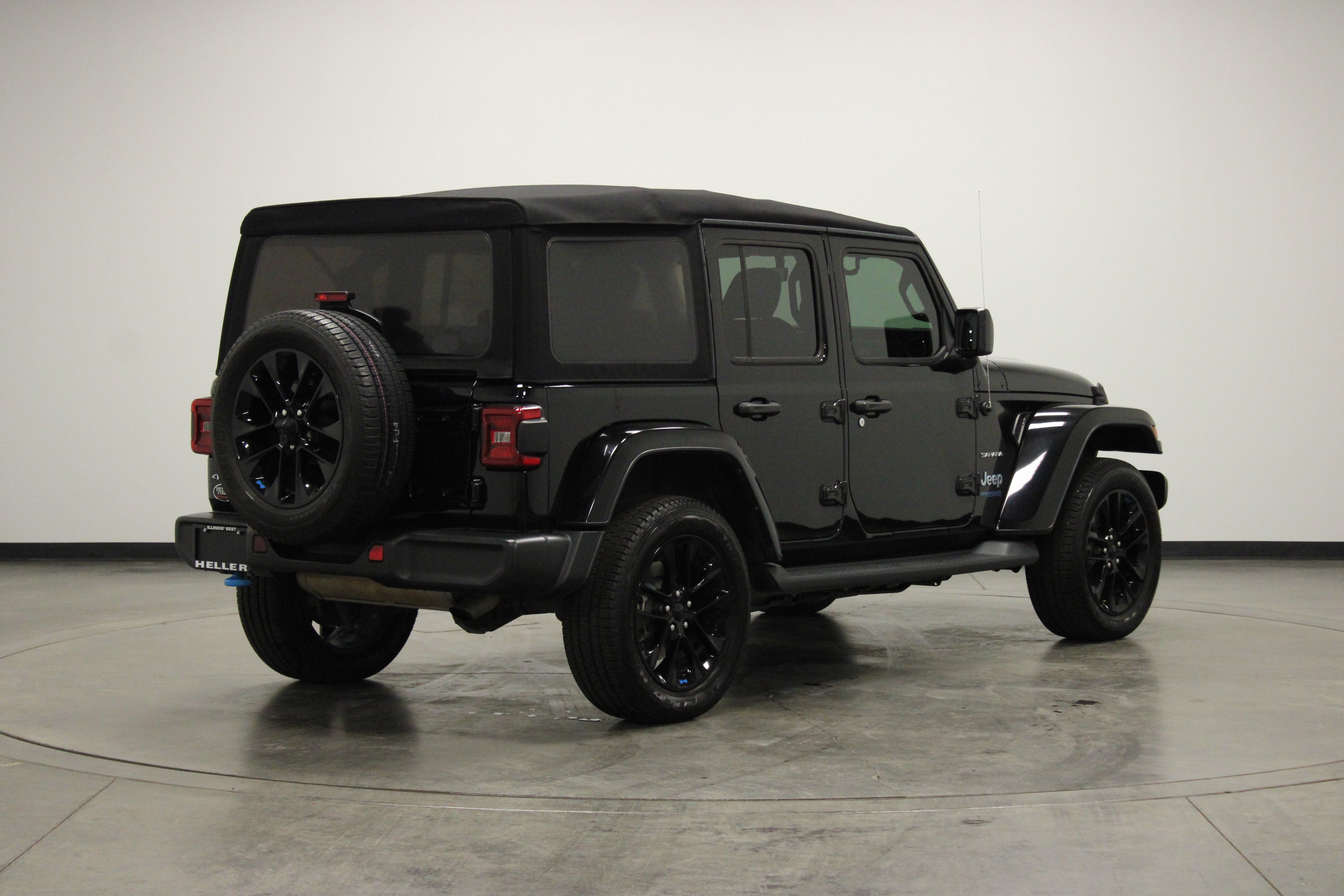 Used 2022 Jeep Wrangler Unlimited Sahara w/ Cold Weather Group image 8