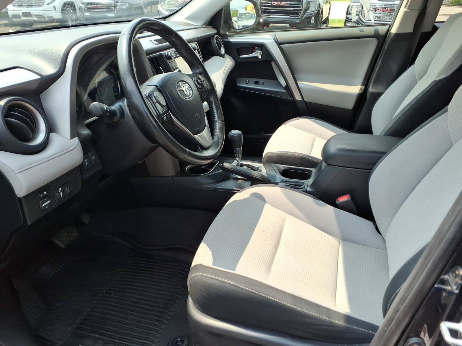 Used 2018 Toyota RAV4 XLE AWD/4WD image 8
