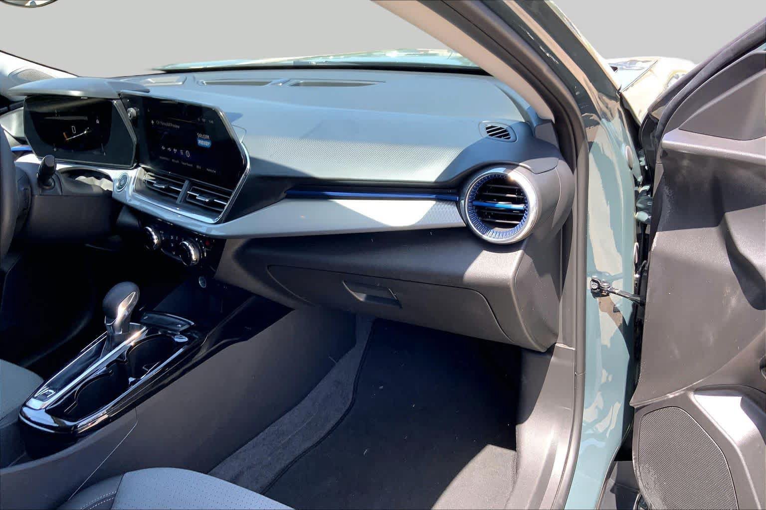 Used 2025 Chevrolet Trax LT FWD image 18