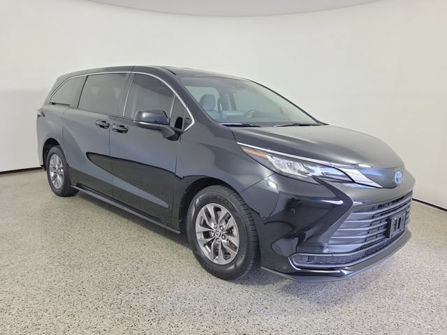 Used 2023 Toyota Sienna LE FWD image 4
