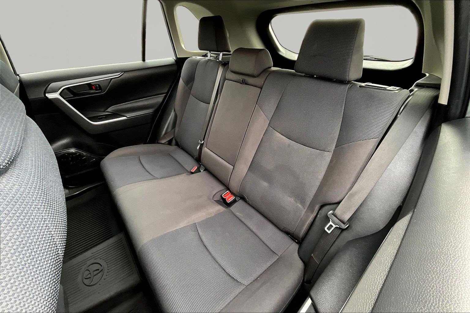 Used 2021 Toyota RAV4 LE AWD/4WD image 22