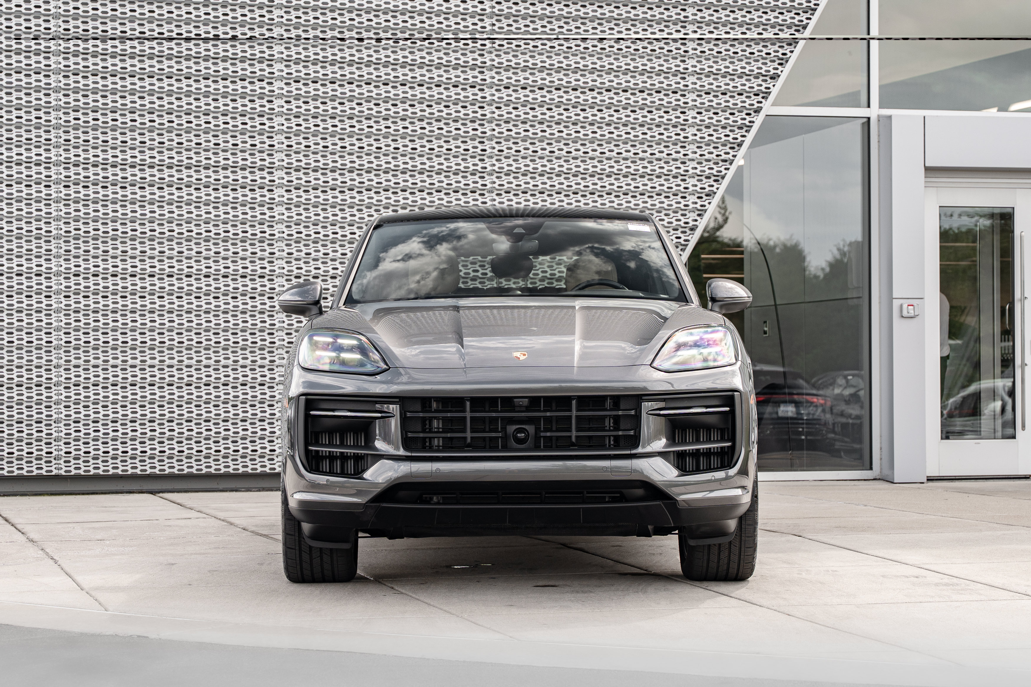 Used 2025 Porsche Cayenne Coupe AWD/4WD image 37