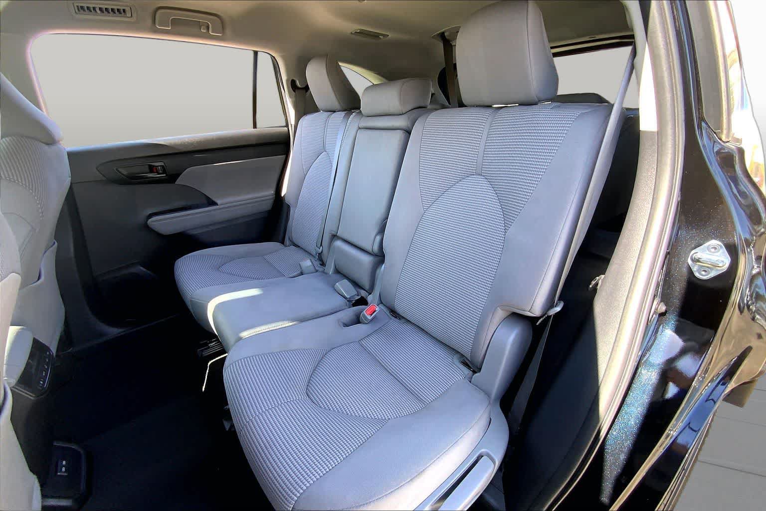 Used 2023 Toyota Highlander LE AWD/4WD image 32