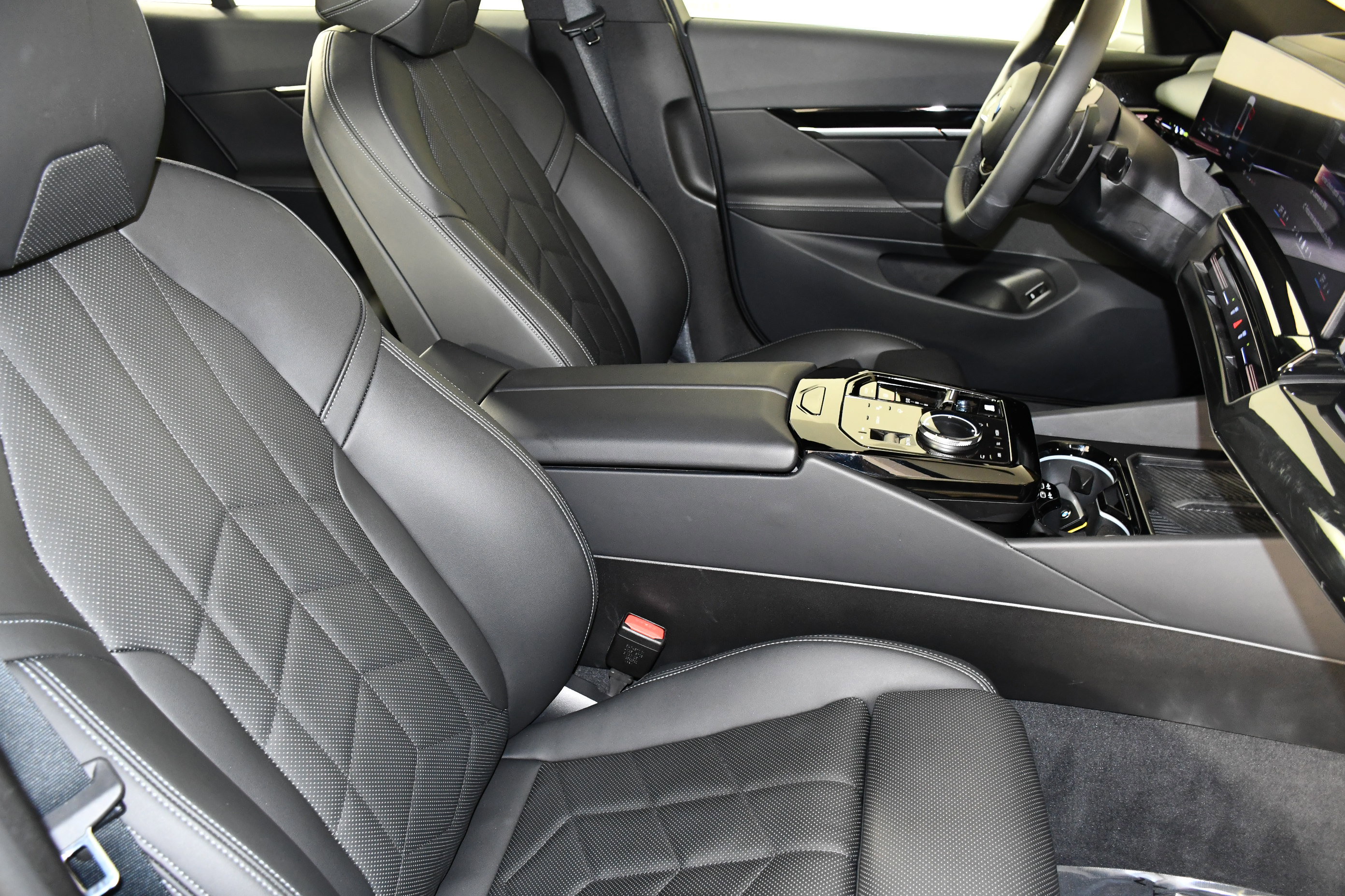 Used 2025 BMW 530i xDrive image 42