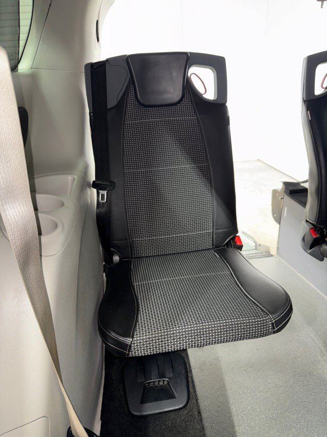 Used 2020 Chrysler Pacifica Touring-L FWD image 33