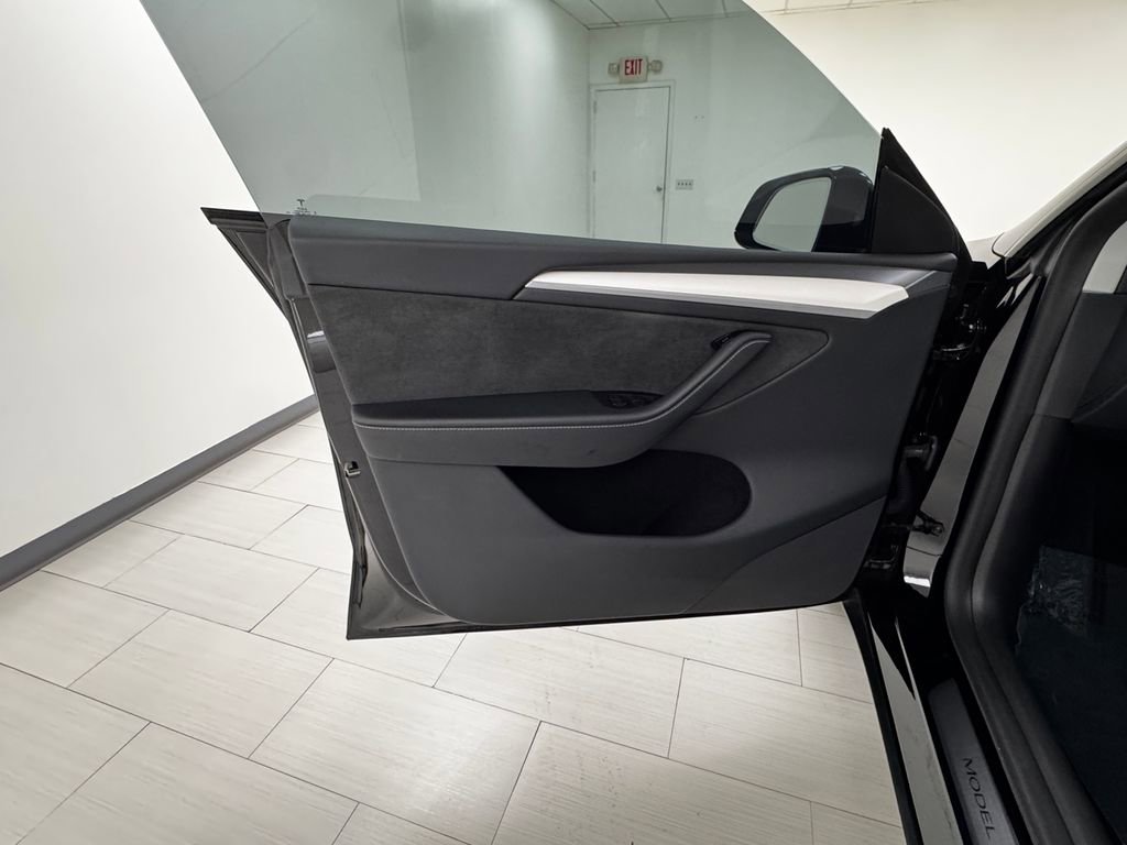 Used 2024 Tesla Model Y Long Range image 9