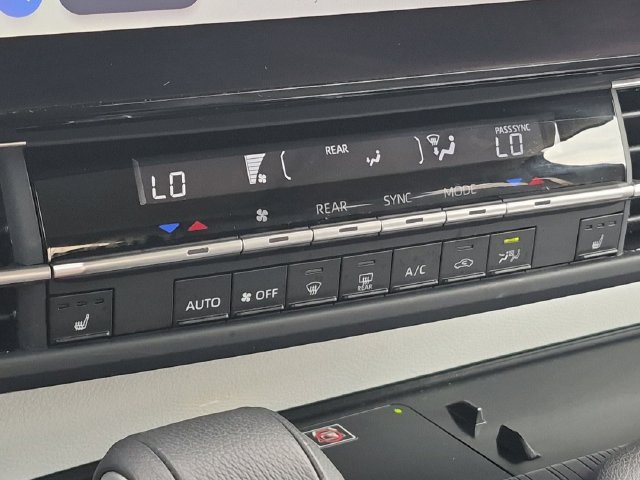 Used 2025 Toyota Sienna XLE FWD image 25