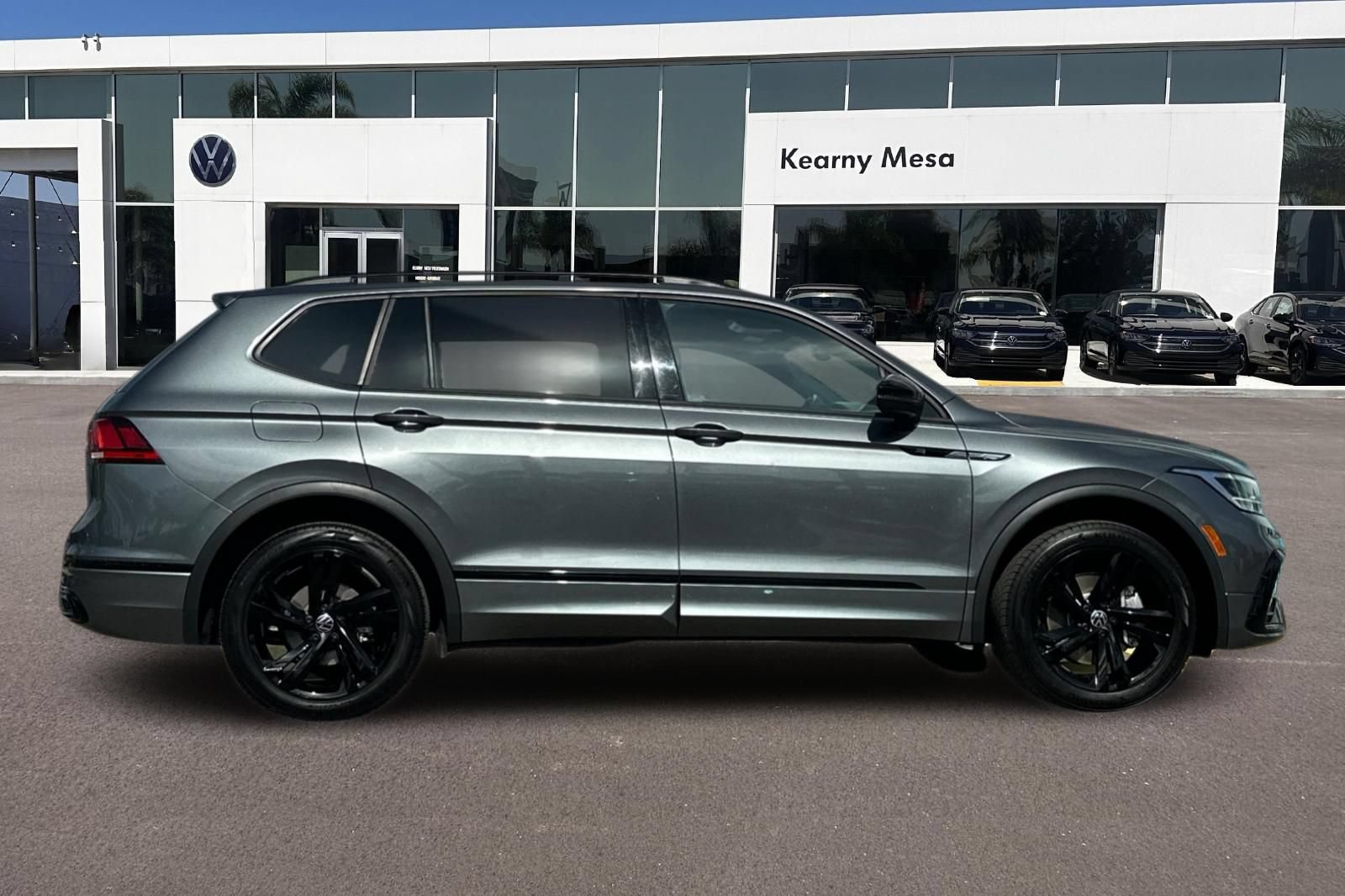 Used 2023 Volkswagen Tiguan SE R-Line FWD image 3