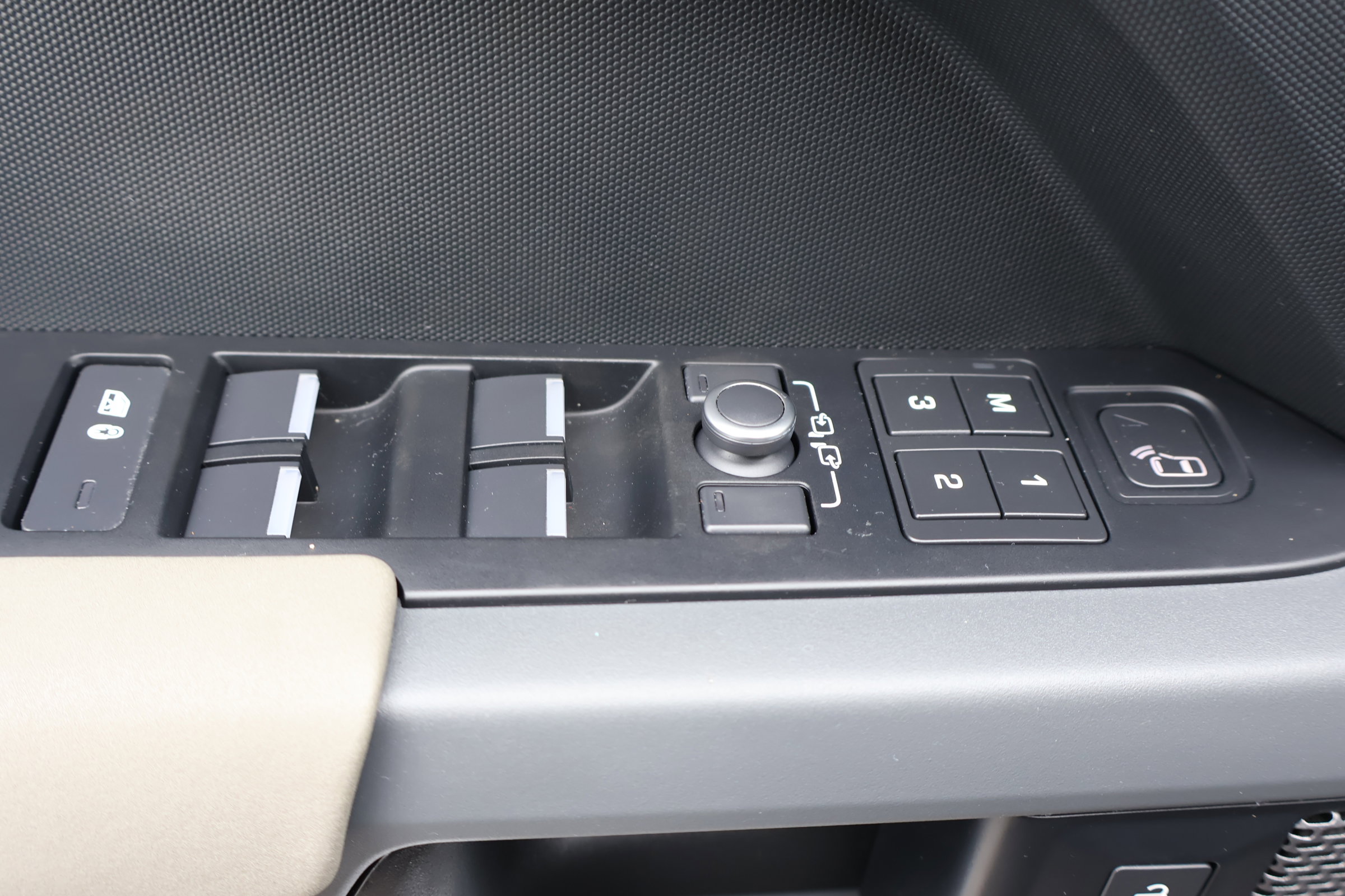 Used 2023 Land Rover Defender 110 X-Dynamic SE image 15