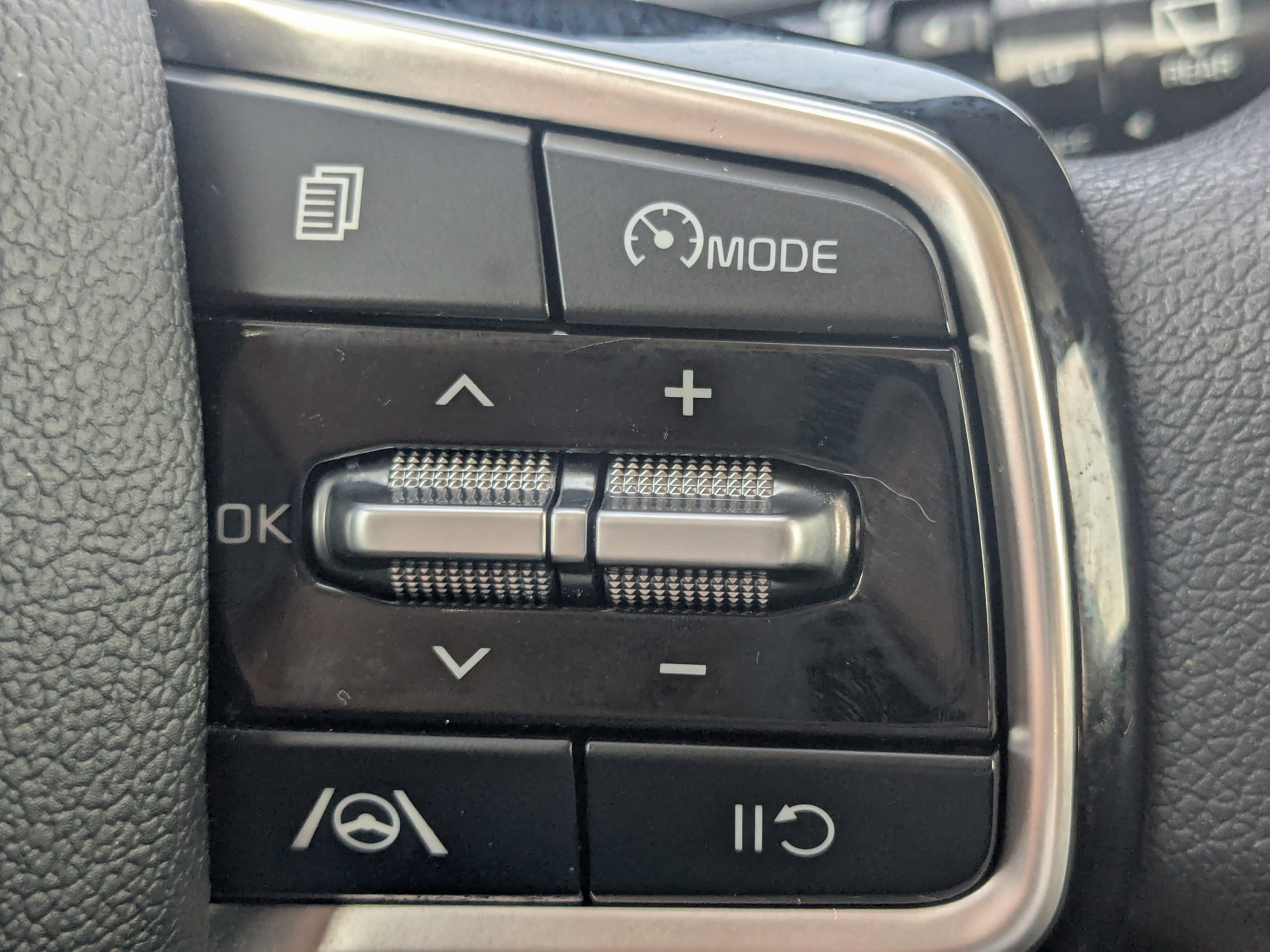 Certified 2023 Kia Sorento LX image 31