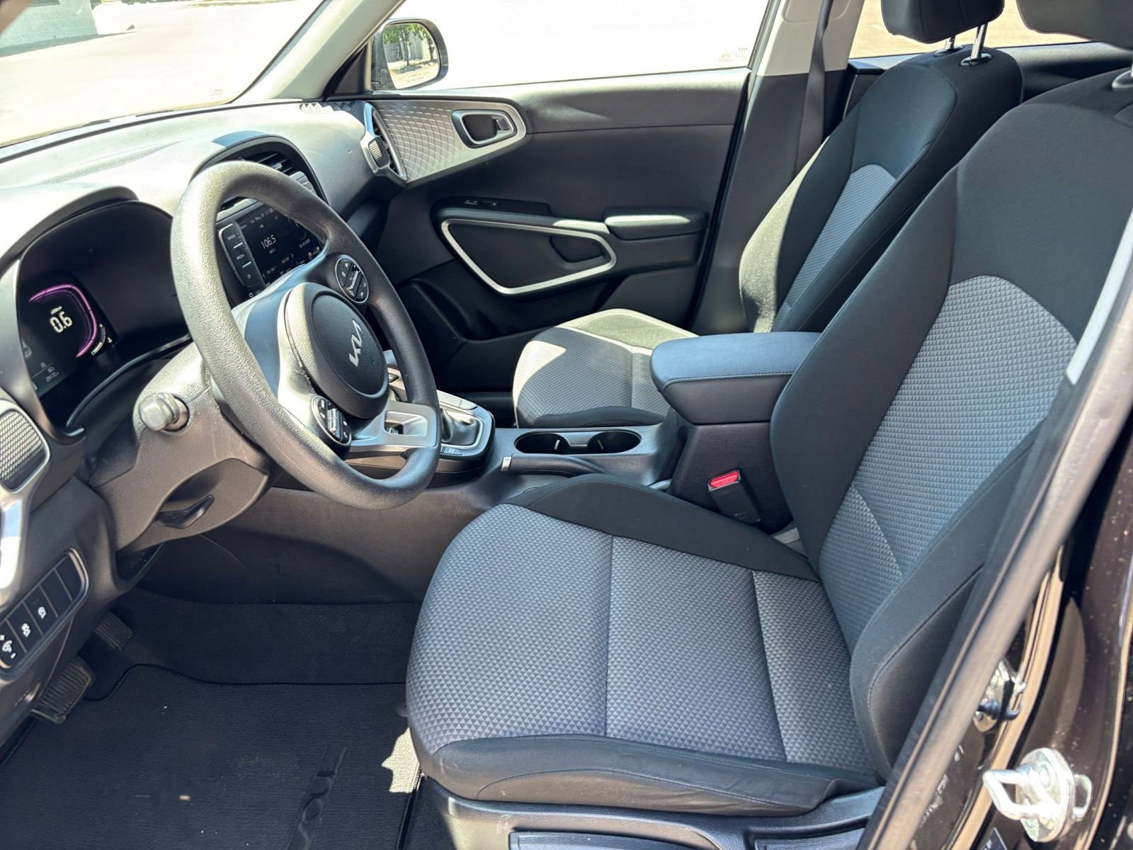 Used 2025 Kia Soul LX w/ LX Technology Package FWD image 25