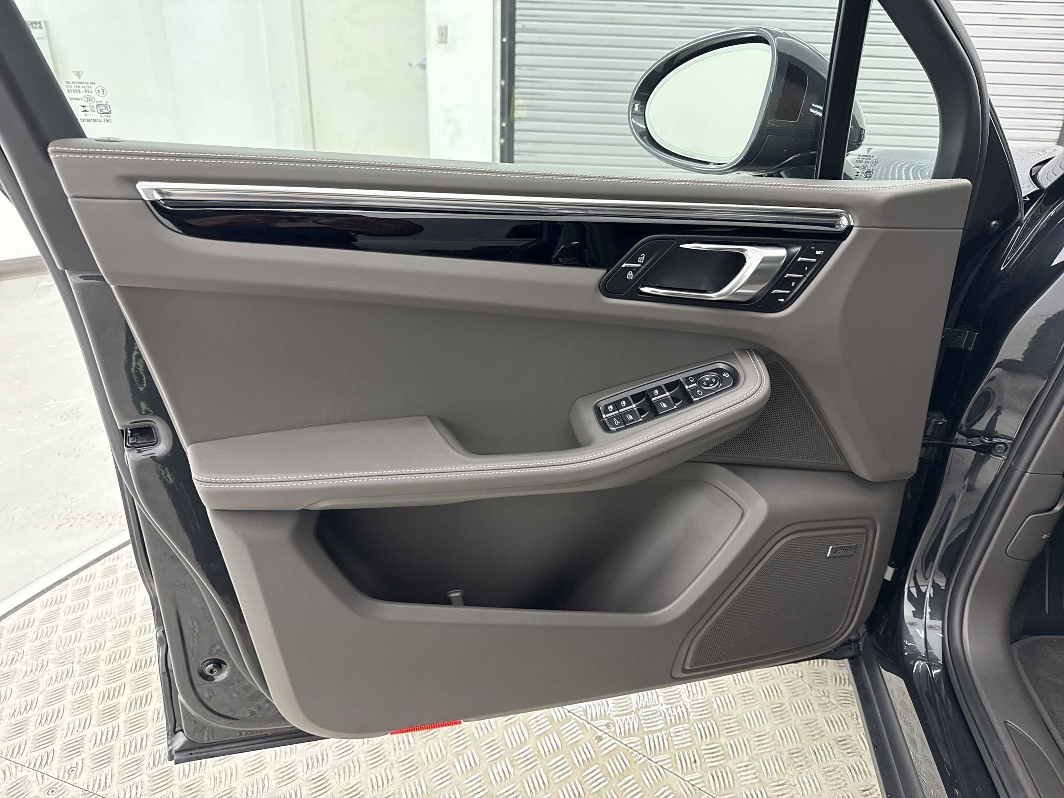 Used 2025 Porsche Macan image 14