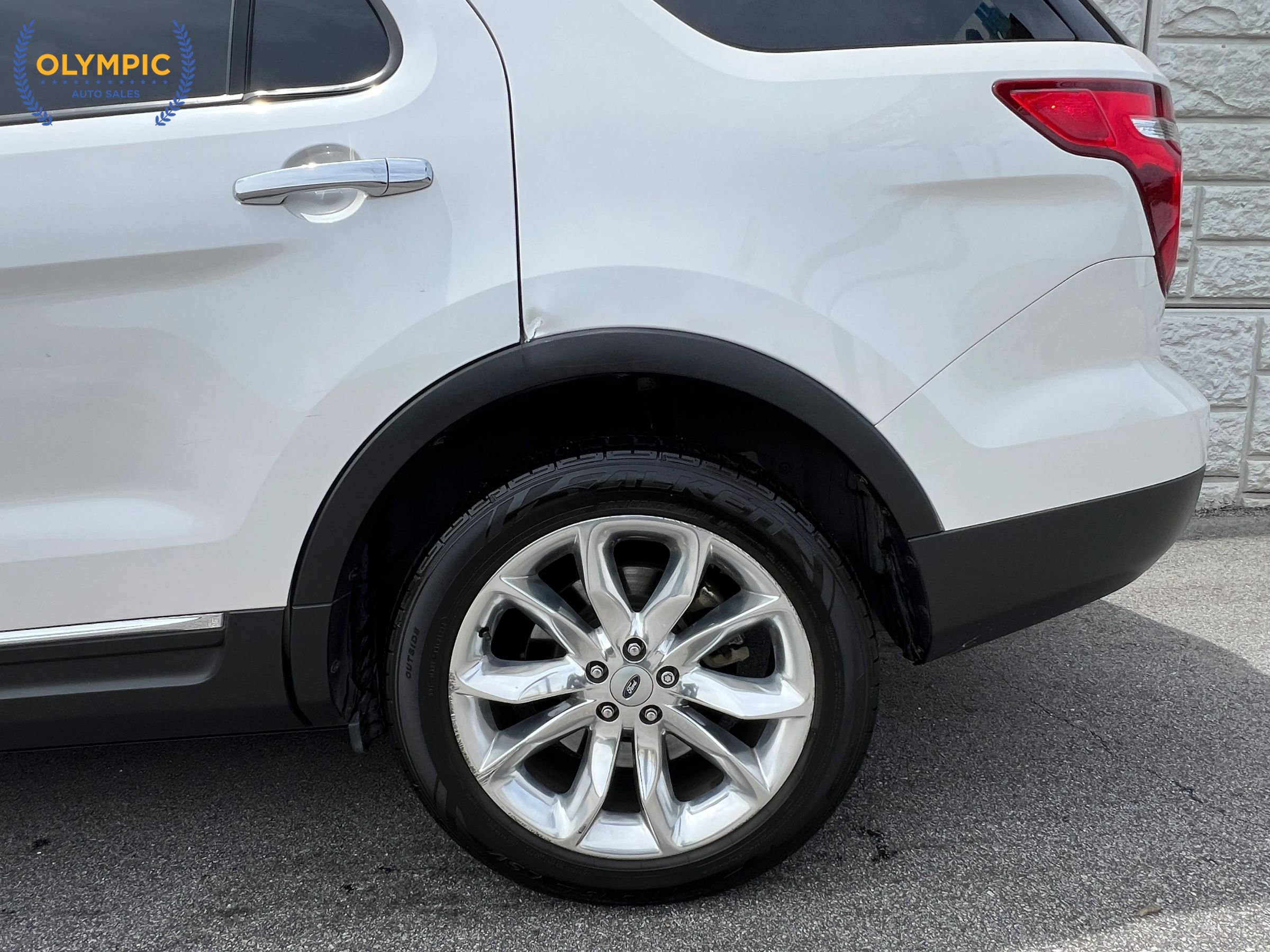 Used 2014 Ford Explorer XLT w/ Equipment Group 202A FWD image 10