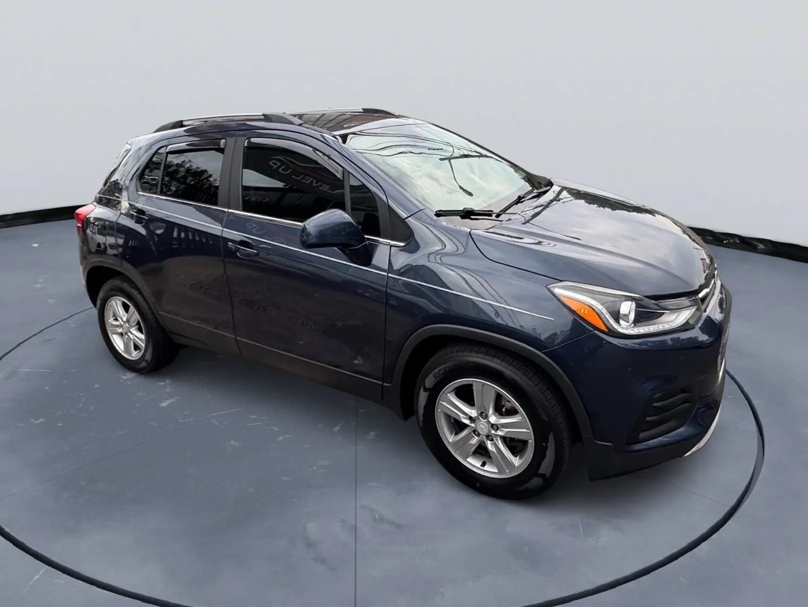 Used 2018 Chevrolet Trax LT w/ LPO, Cargo Package FWD image 2