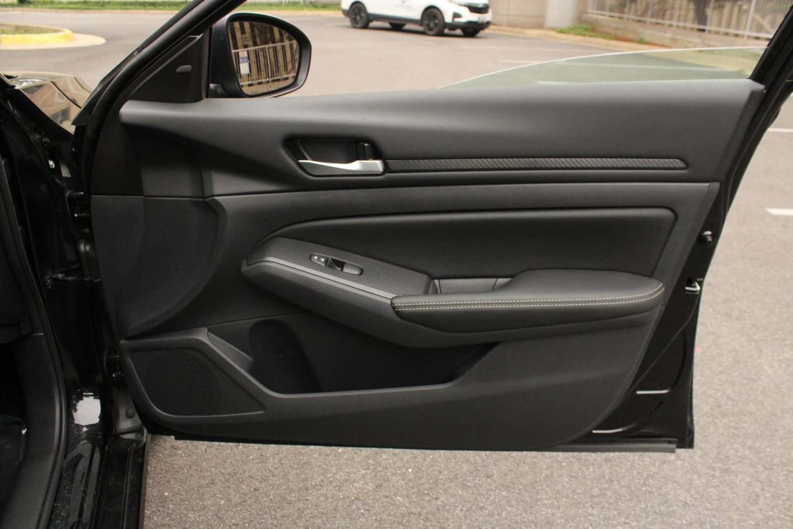 Used 2025 Nissan Altima 2.5 SV FWD image 26