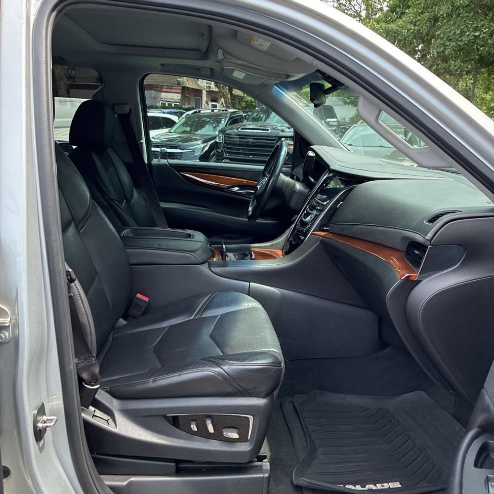 Used 2015 Cadillac Escalade Luxury AWD/4WD image 6