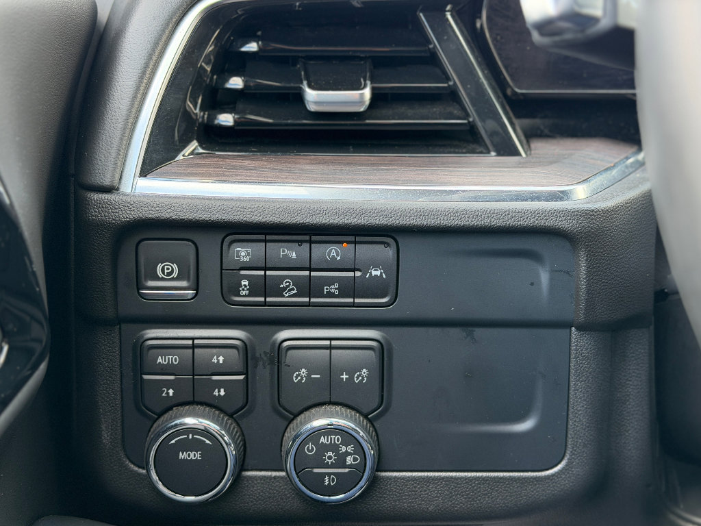 Used 2025 Chevrolet Suburban Z71 AWD/4WD image 8