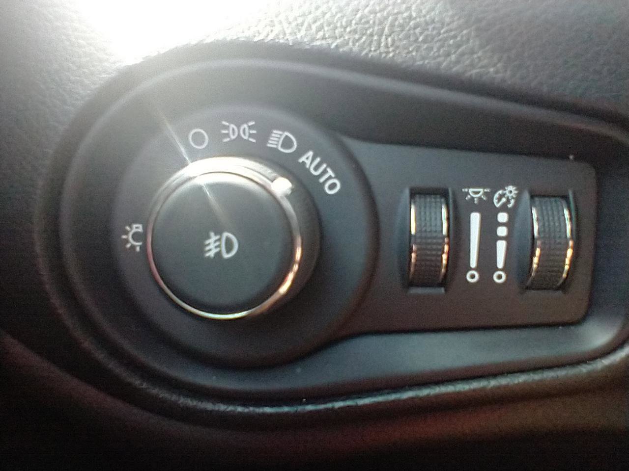 Used 2020 Jeep Renegade Latitude w/ Cold Weather Group FWD image 19