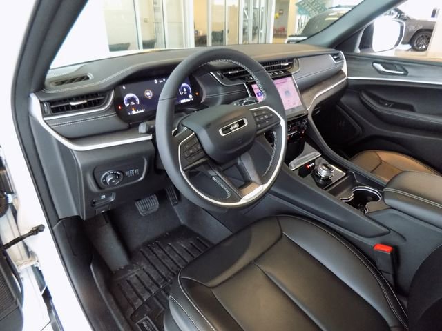 Certified 2025 Jeep Grand Cherokee L Limited w/ Black Appearance Package image 11