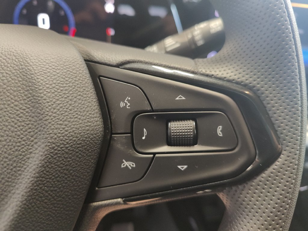 Used 2025 Chevrolet Trax LT FWD image 25