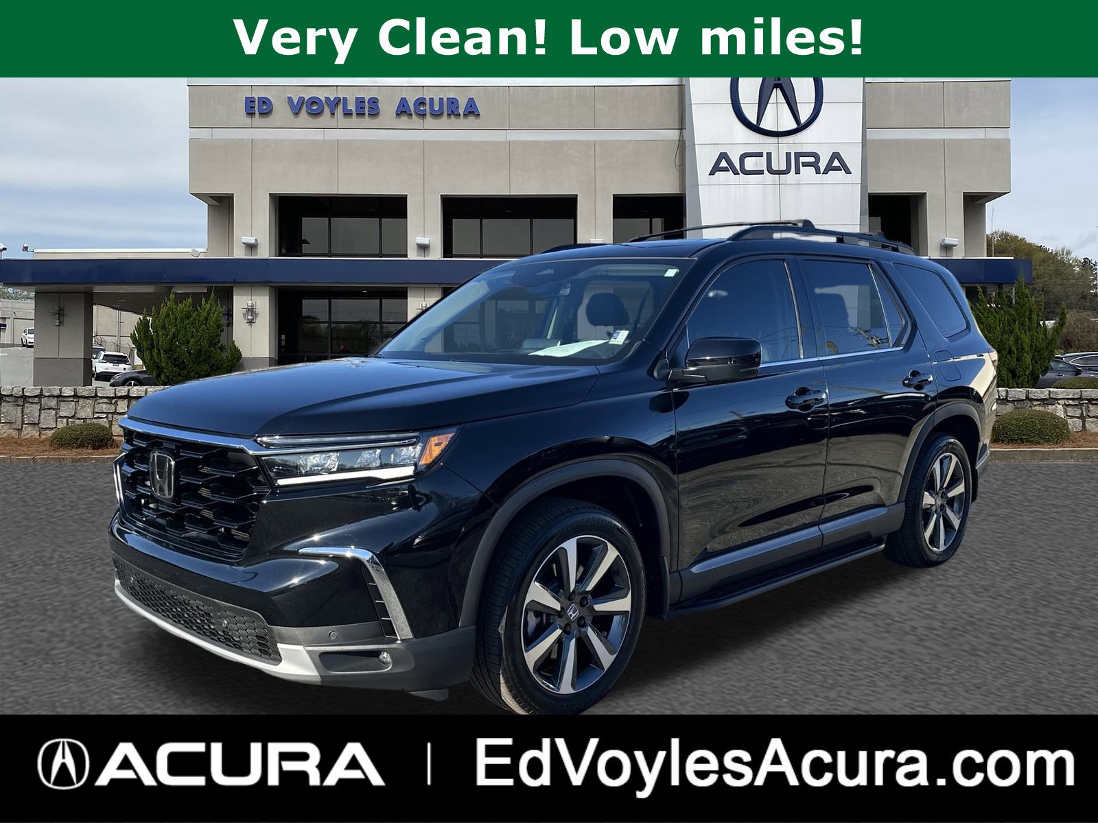 Used 2025 Honda Pilot Touring image 1
