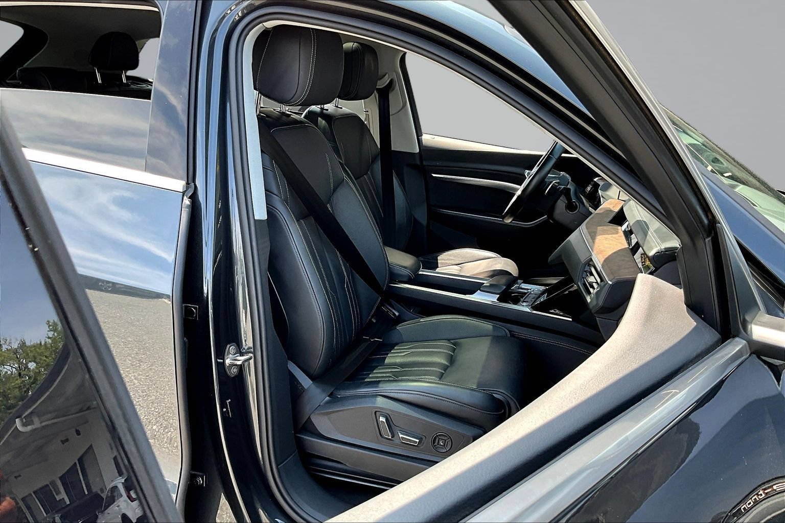 Used 2019 Audi e-tron Prestige w/ Prestige Package AWD/4WD image 27