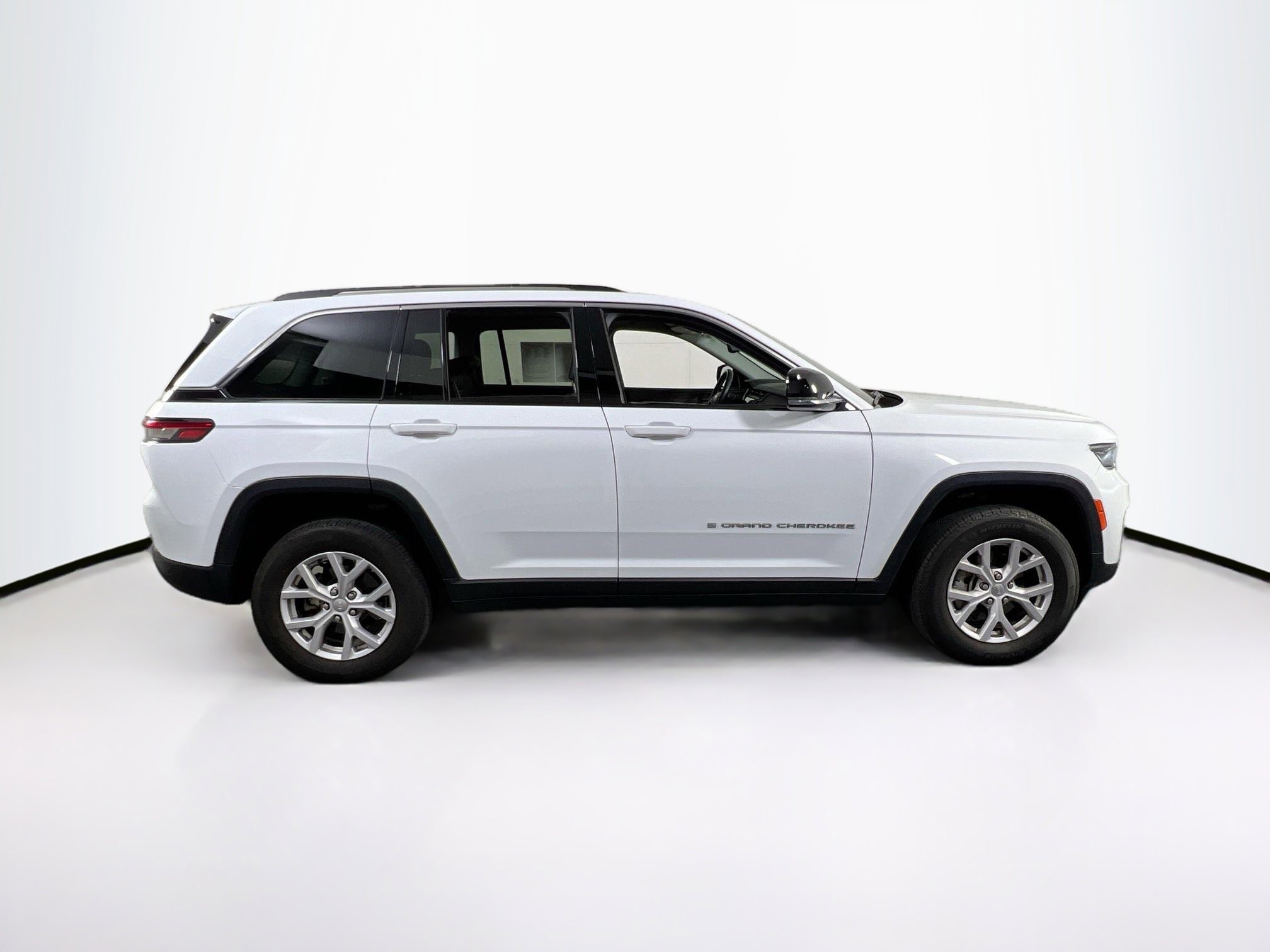 Used 2022 Jeep Grand Cherokee Limited AWD/4WD image 4
