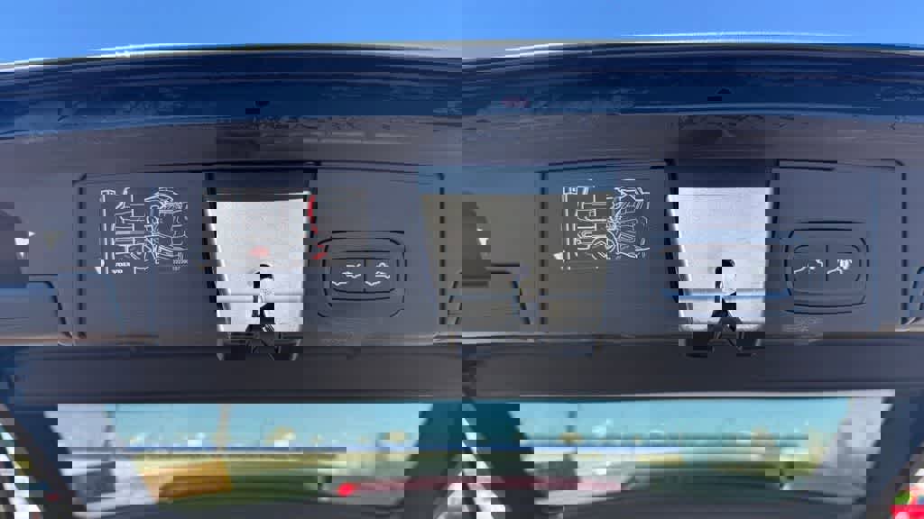 Used 2019 Volvo XC60 T6 Momentum w/ Multimedia Package image 16