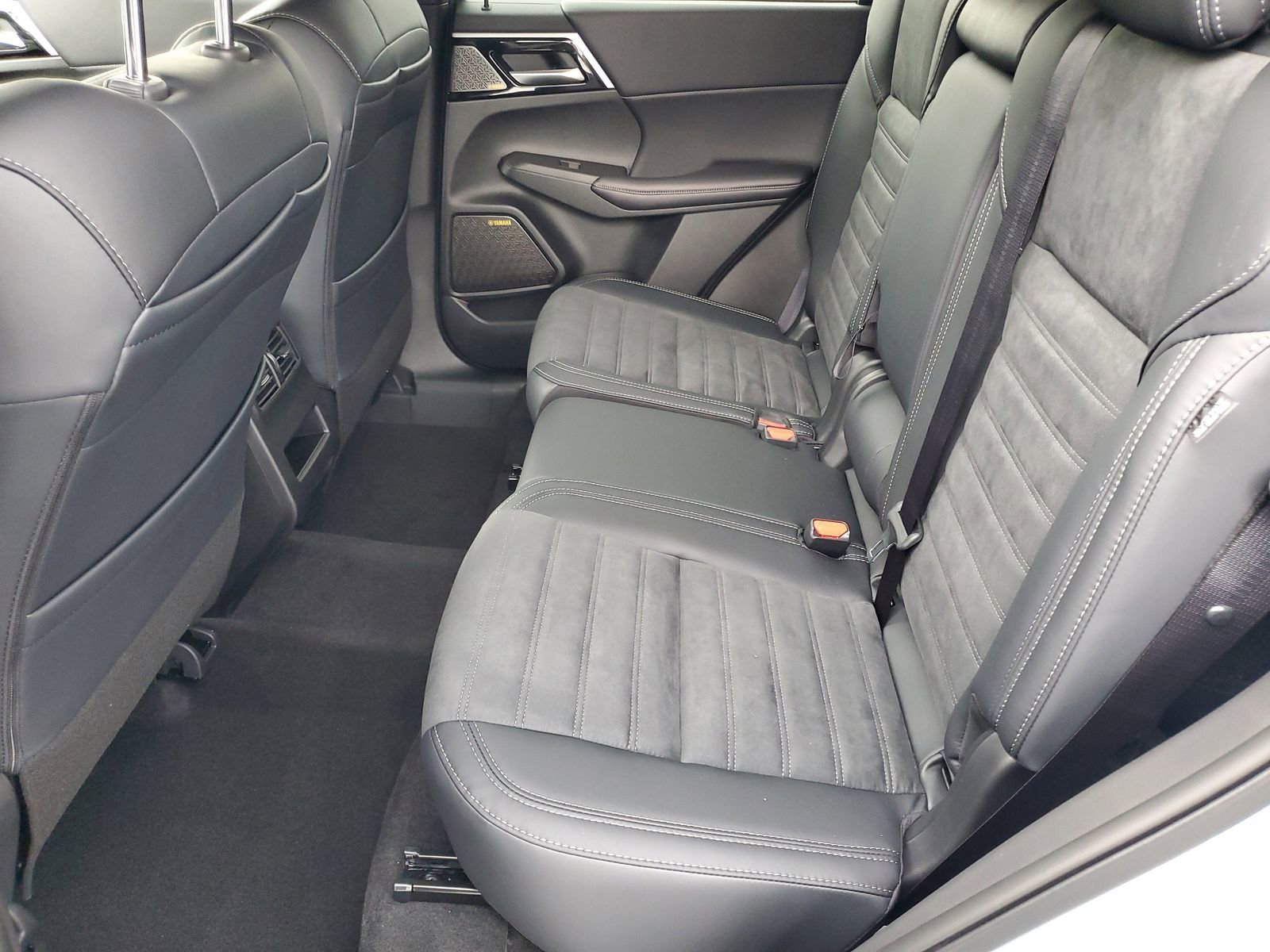 New 2025 Mitsubishi Outlander SE image 21