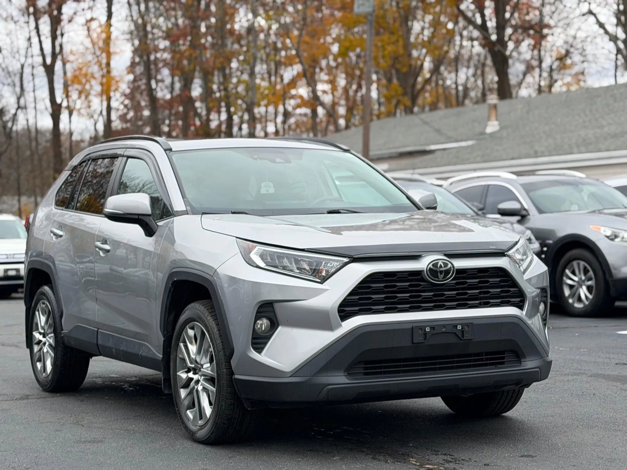 Used 2019 Toyota RAV4 XLE Premium image 2