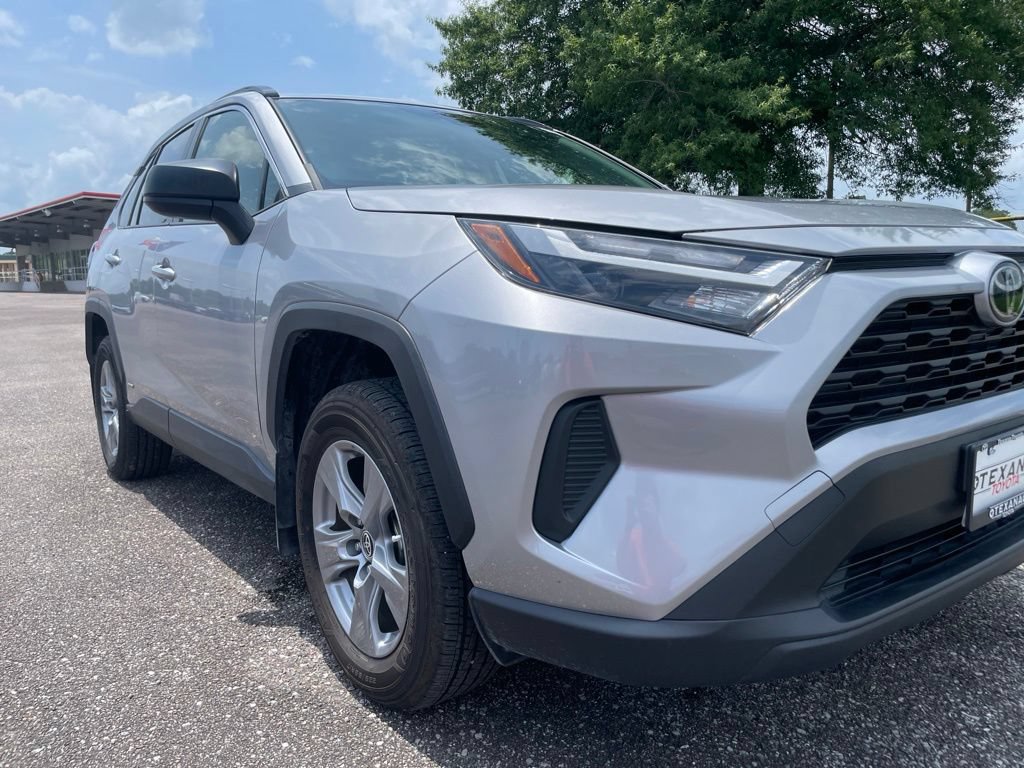 Used 2025 Toyota RAV4 LE AWD/4WD image 9