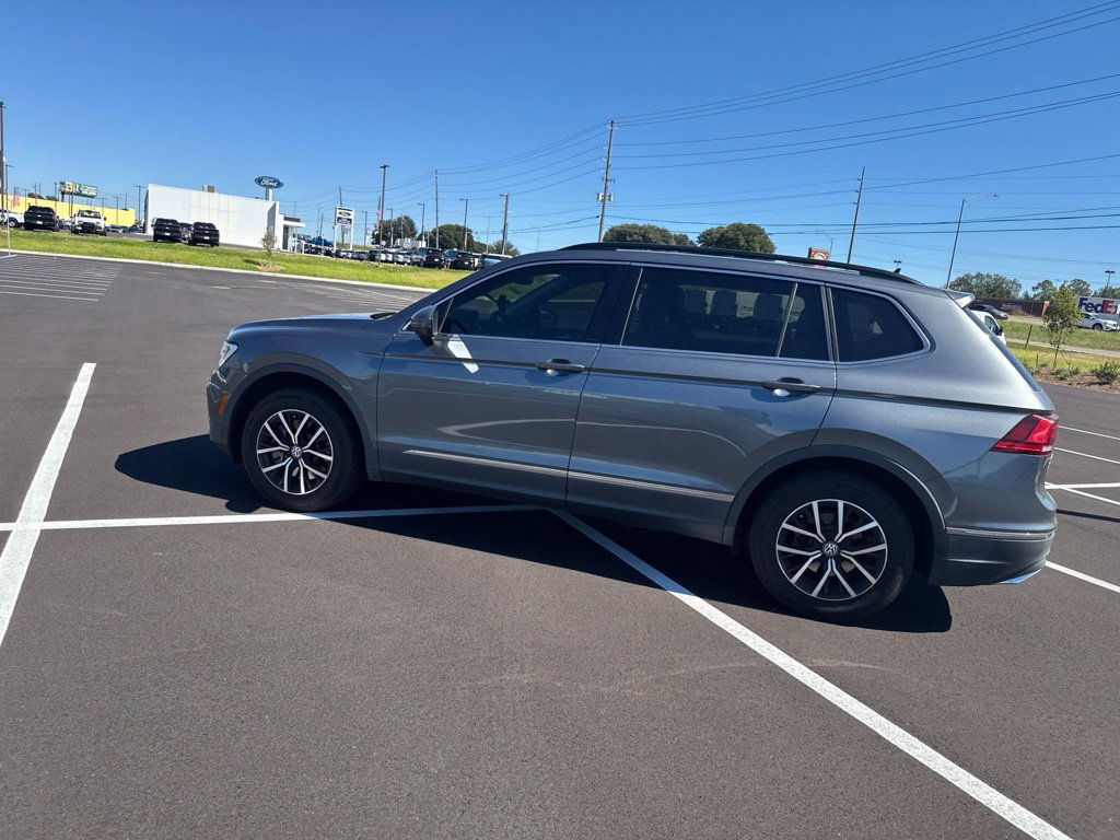 Used 2021 Volkswagen Tiguan SE w/ Panoramic Sunroof Package FWD image 10