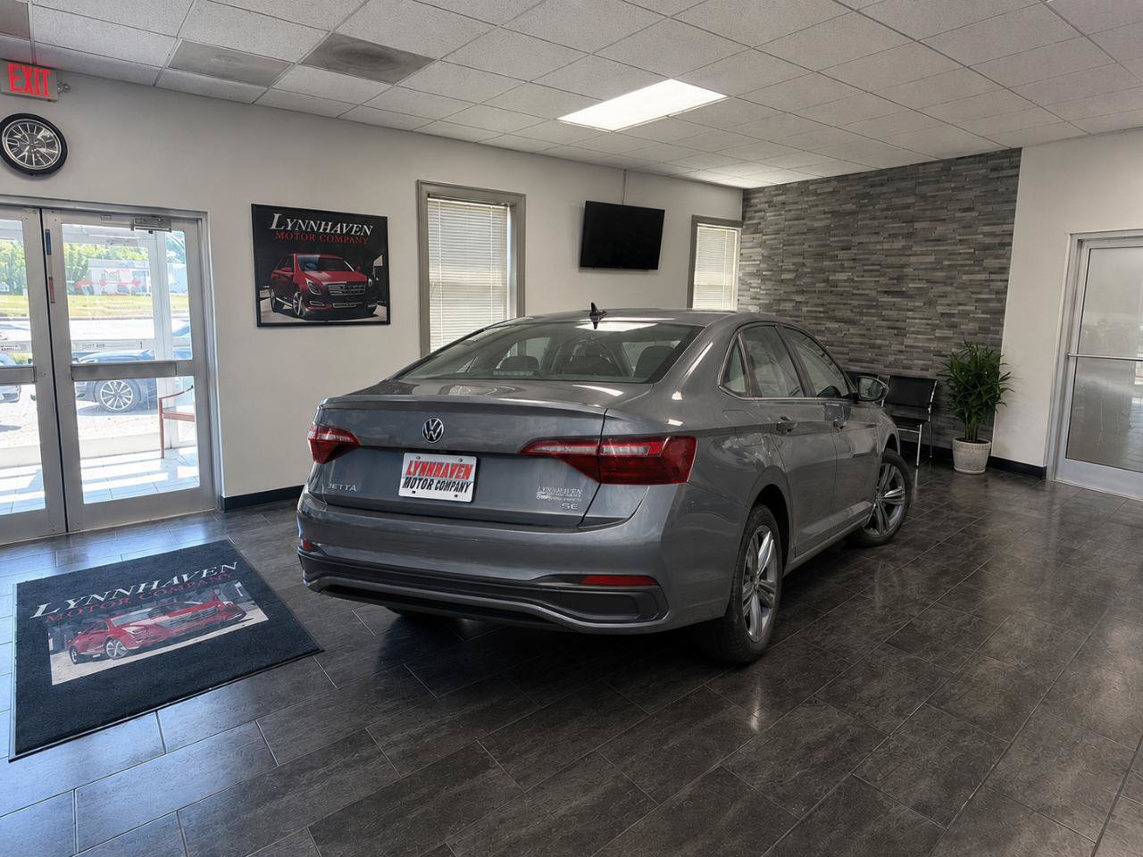 Used 2024 Volkswagen Jetta SE w/ Panoramic Sunroof Package FWD image 6