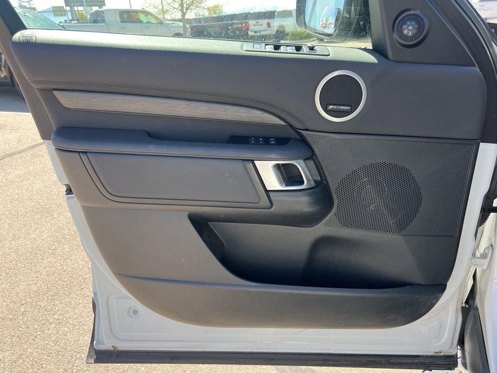 Used 2020 Land Rover Discovery HSE image 9