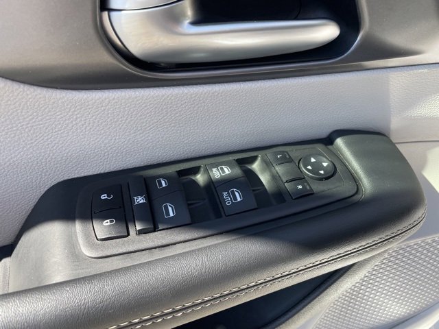 Used 2024 Chrysler Pacifica Select image 11