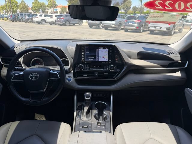 Used 2022 Toyota Highlander XLE FWD image 18