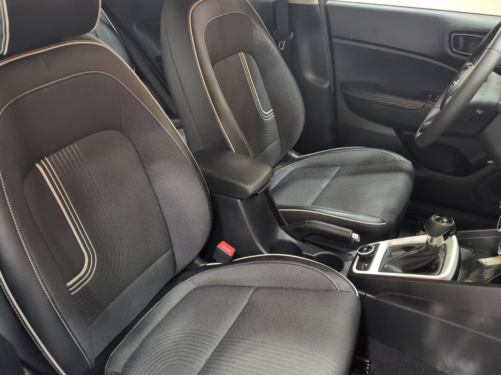 Certified 2023 Hyundai Venue Limited w/ Cargo Package FWD image 10