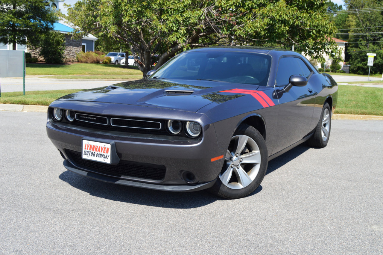 Used 2019 Dodge Challenger SXT image 3
