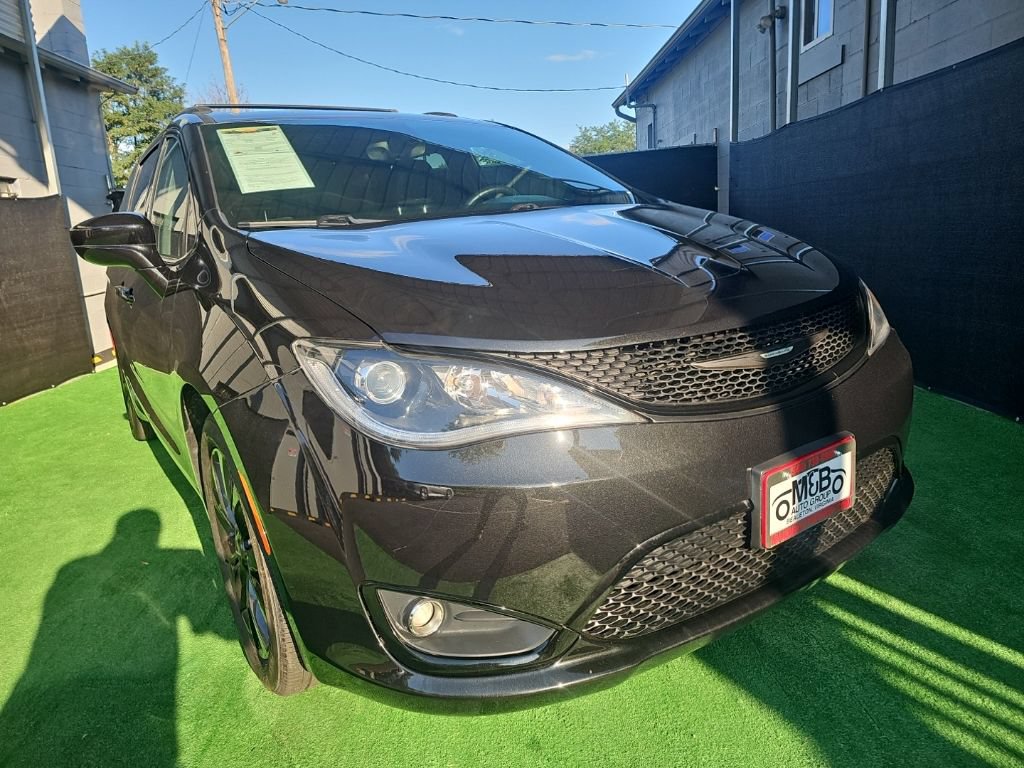 Used 2018 Chrysler Pacifica Touring-L w/ Premium Audio Group FWD image 1