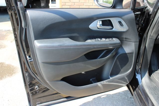 Used 2023 Chrysler Pacifica Touring-L w/ S Appearance Package AWD/4WD image 9