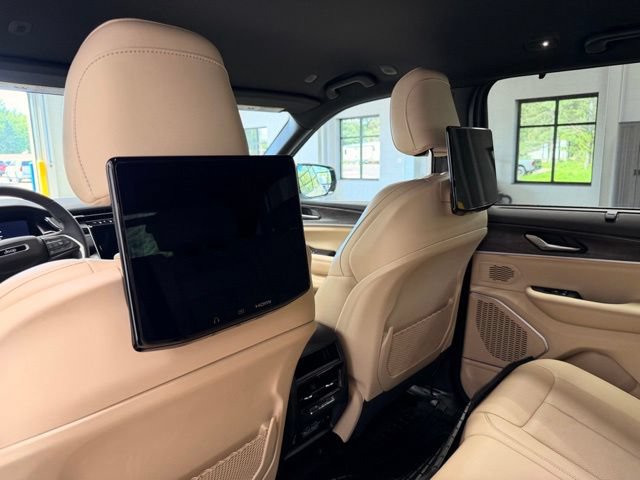 Used 2023 Jeep Grand Cherokee Limited w/ Rear Seat Video Group I AWD/4WD image 16