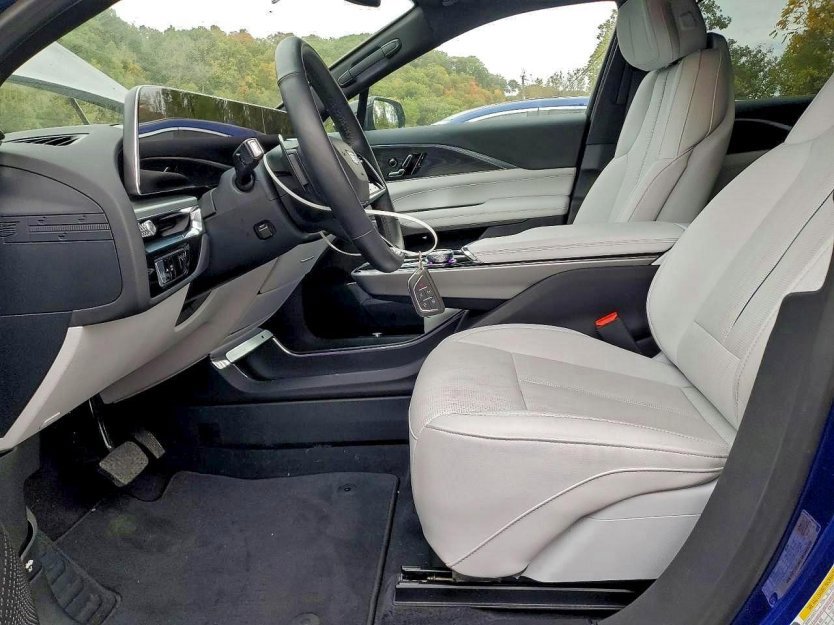 Used 2024 Cadillac Lyriq Luxury image 5