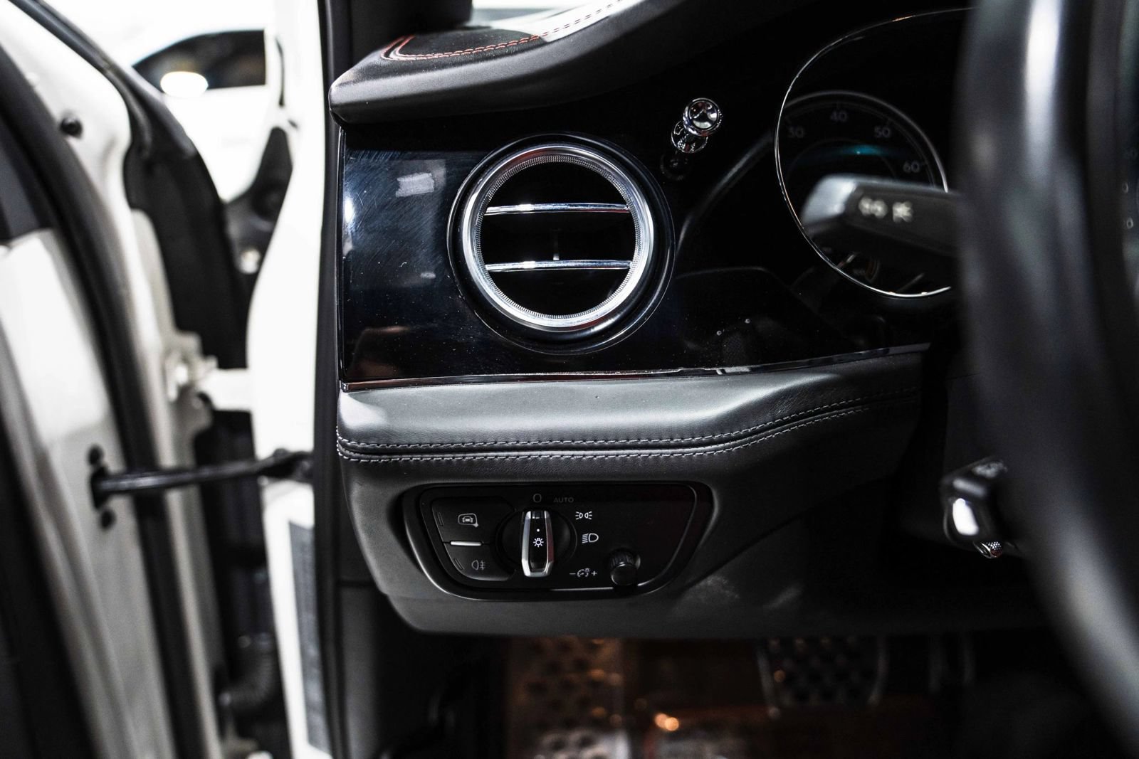 Used 2019 Bentley Bentayga AWD/4WD image 30