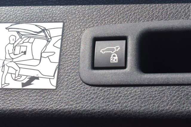 Used 2023 Toyota Sienna Limited image 21