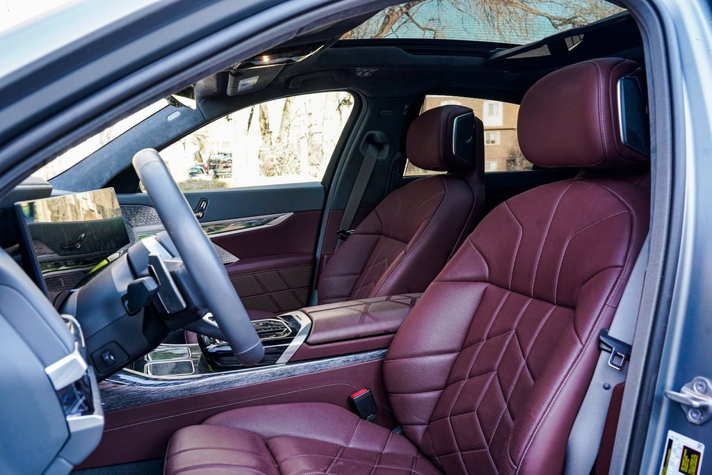 Used 2023 BMW 760i xDrive image 16