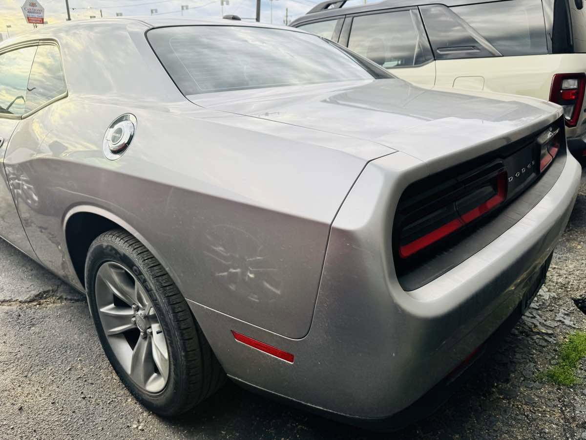 Used 2015 Dodge Challenger SXT RWD image 9